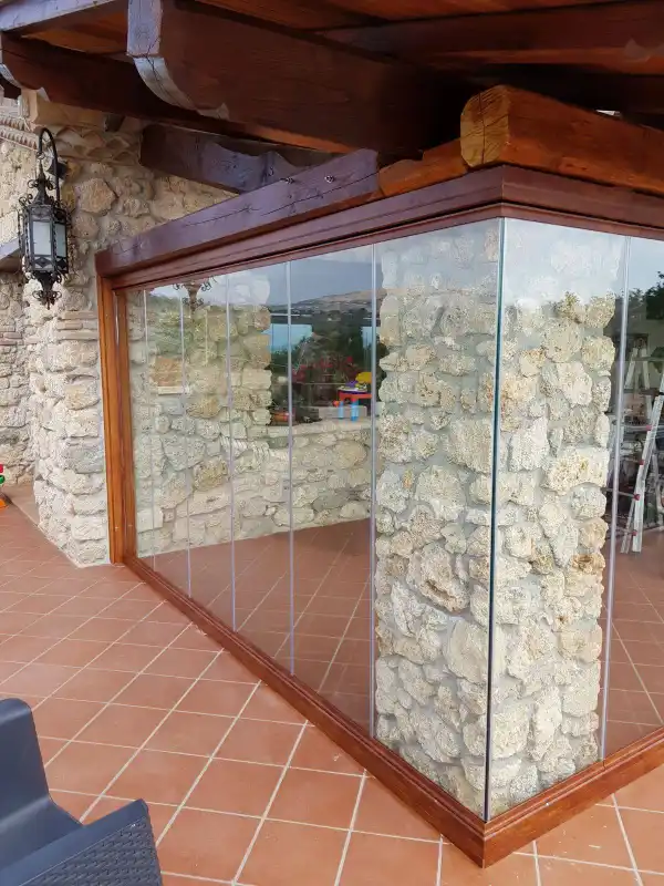pareti-in-vetro-infissi-in-legno