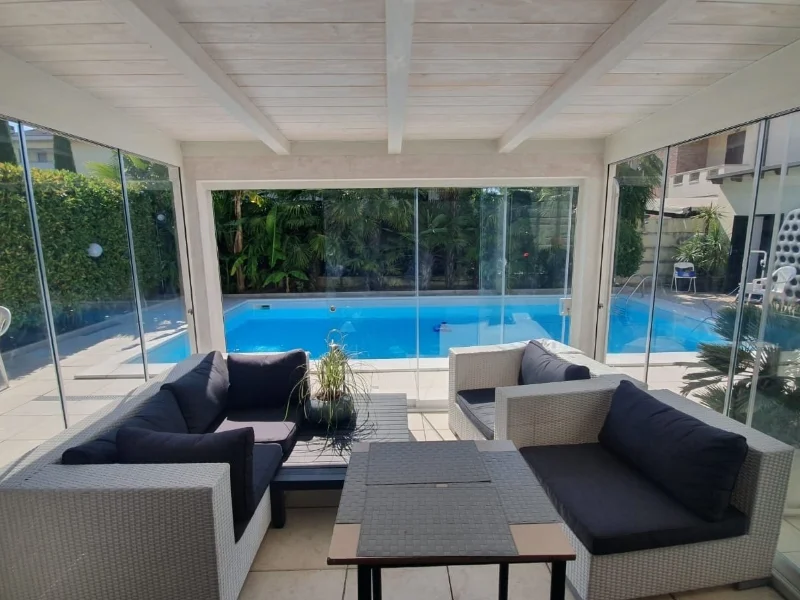 pergola-con-vetrate-divani-tavolo